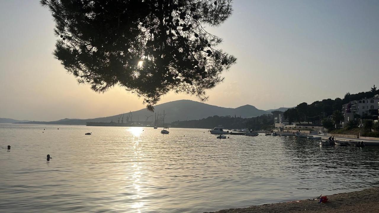 Apartments Villa Mirella 20 M From The Sea - Free Parking Trogir Exterior photo